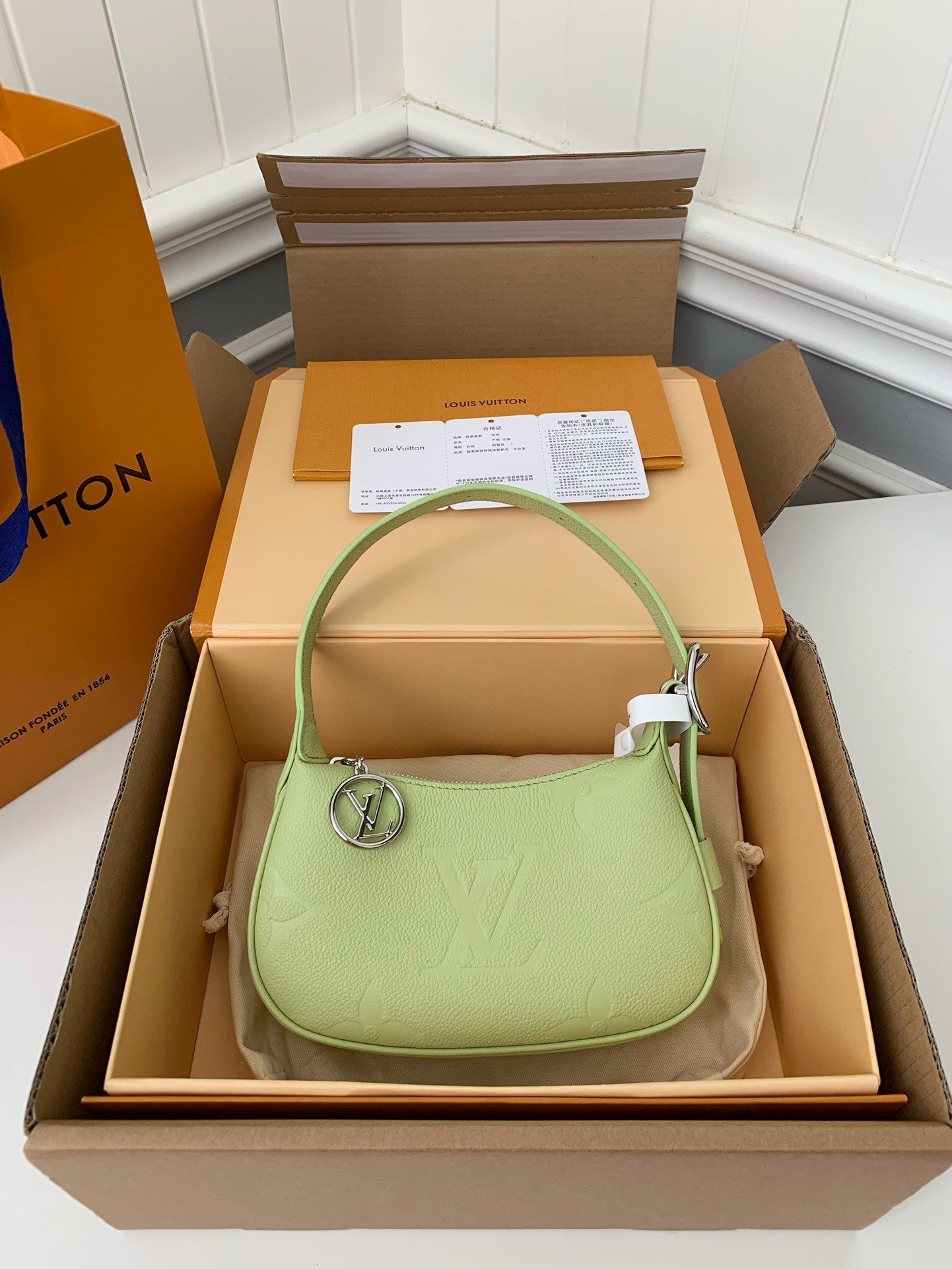 L X V 23 MINI MOON  20.5*11*5cm