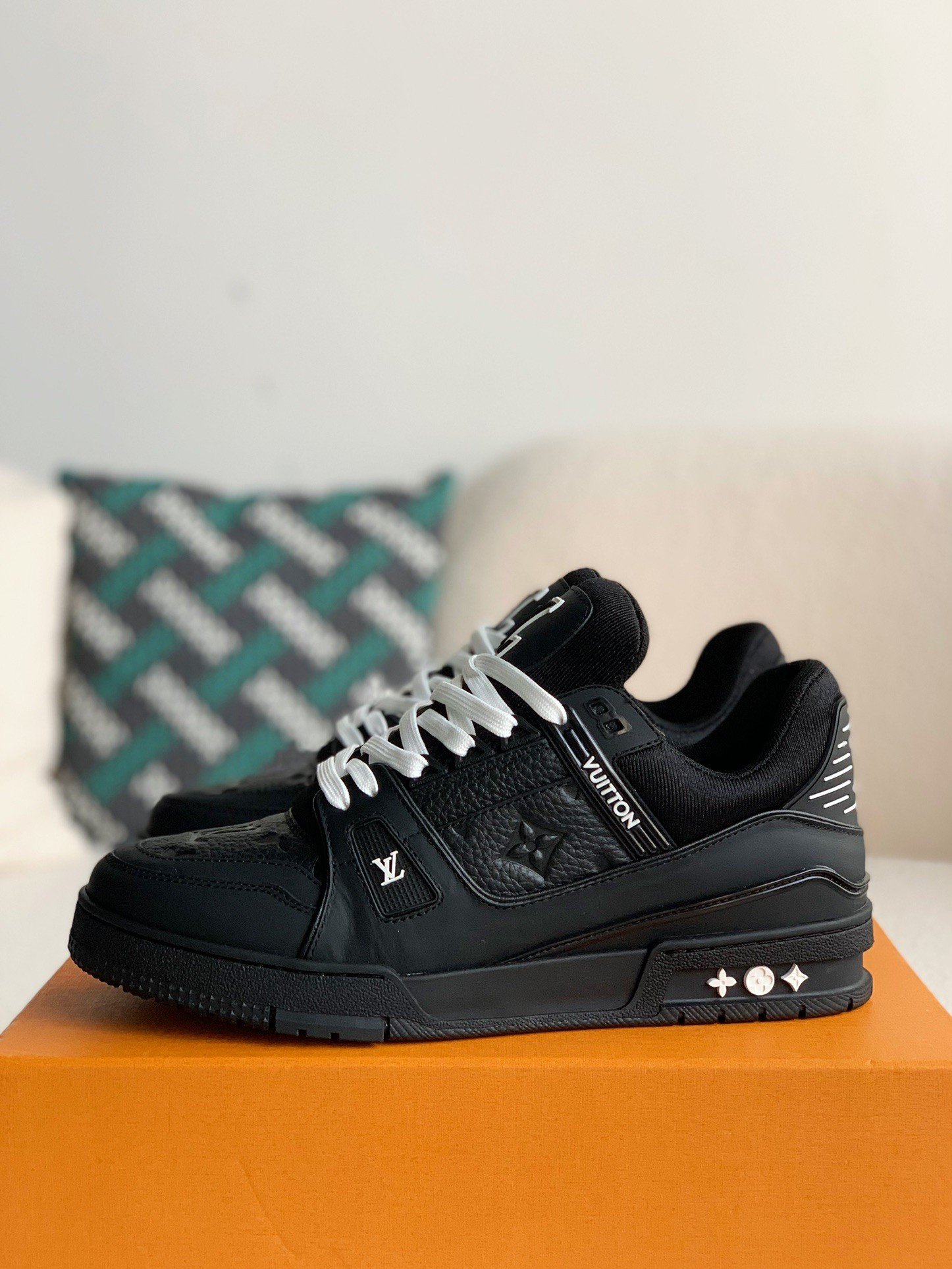 L X V TRAINER SneakersSUNGLASSES