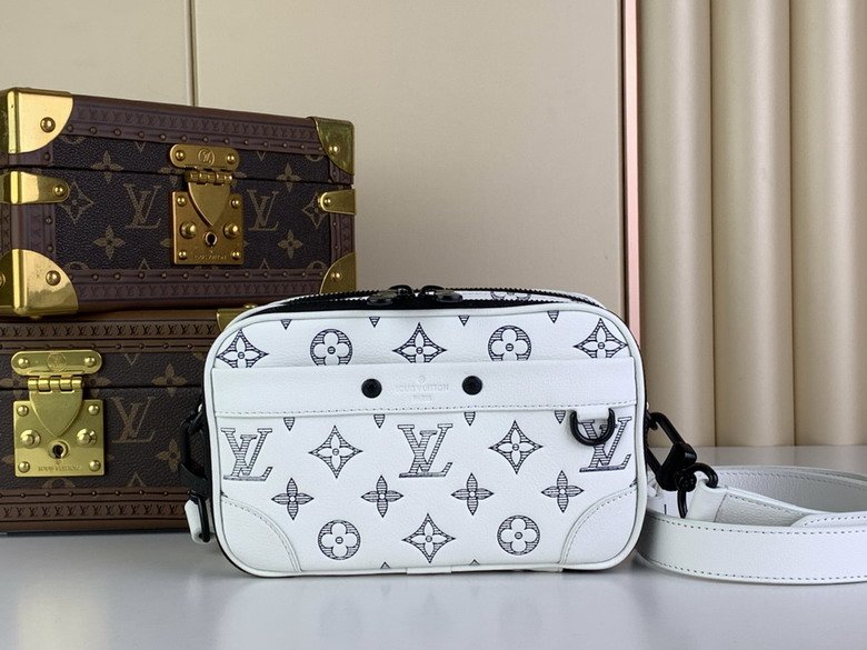 L X V  Messenger Bags Size：18.5x11x6.5cm
