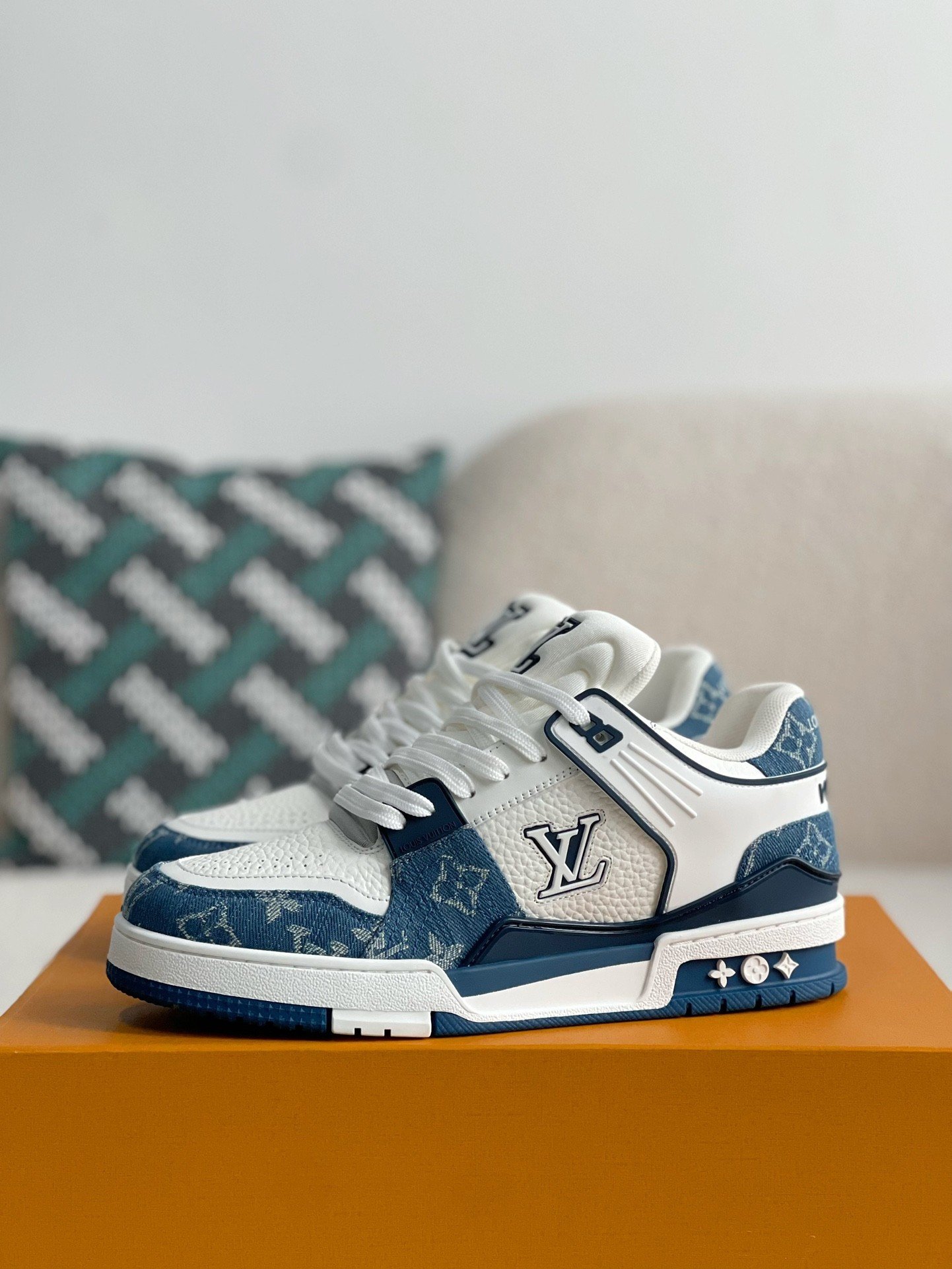 L X V SNEAKERSSUNGLASSES