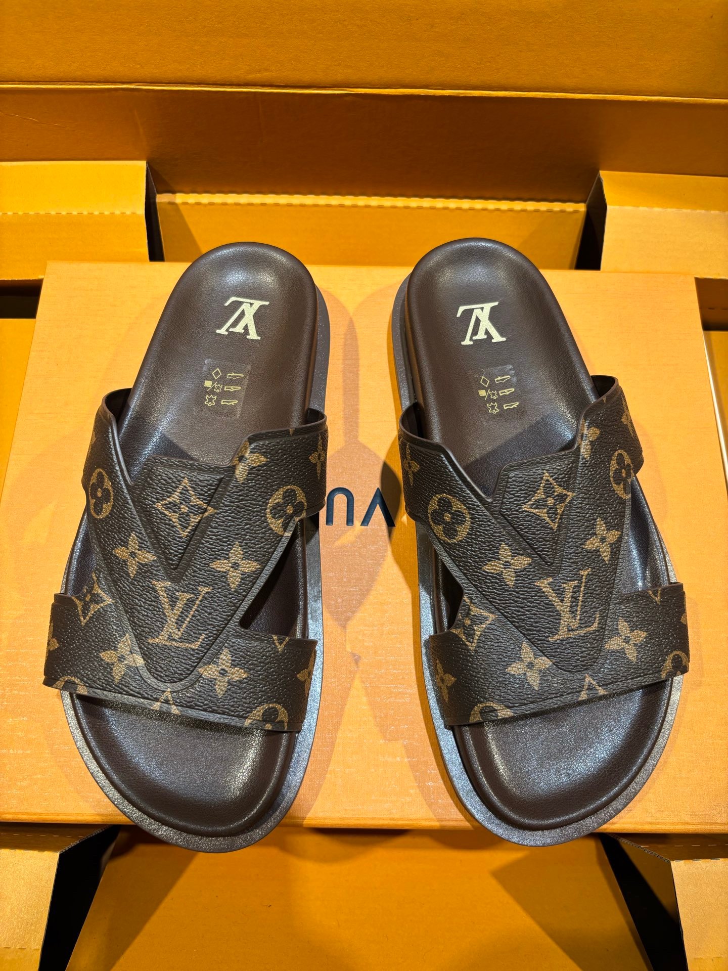 L X V SLIPPERSSUNGLASSES