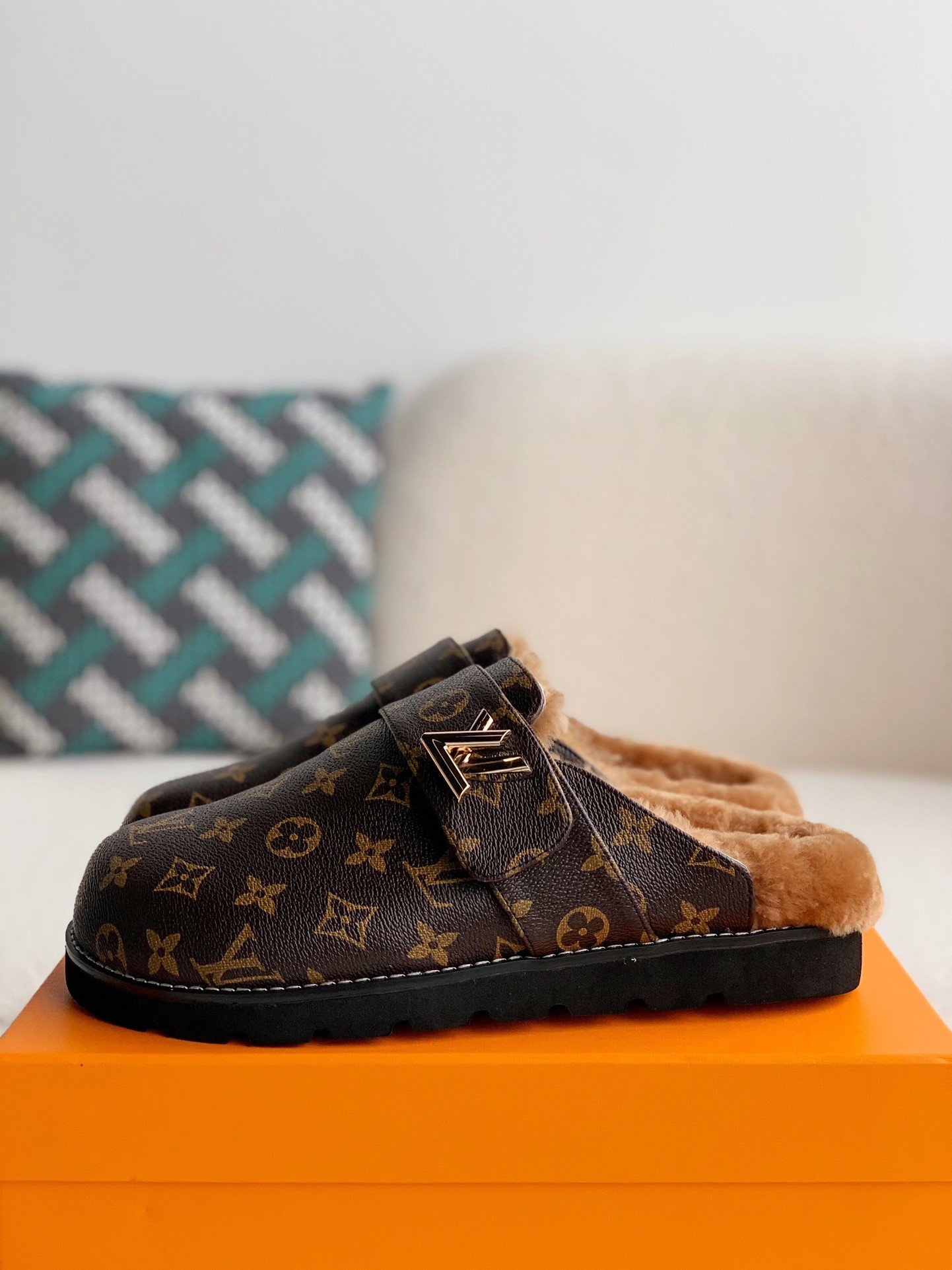 L X V Easy SandalsSUNGLASSES