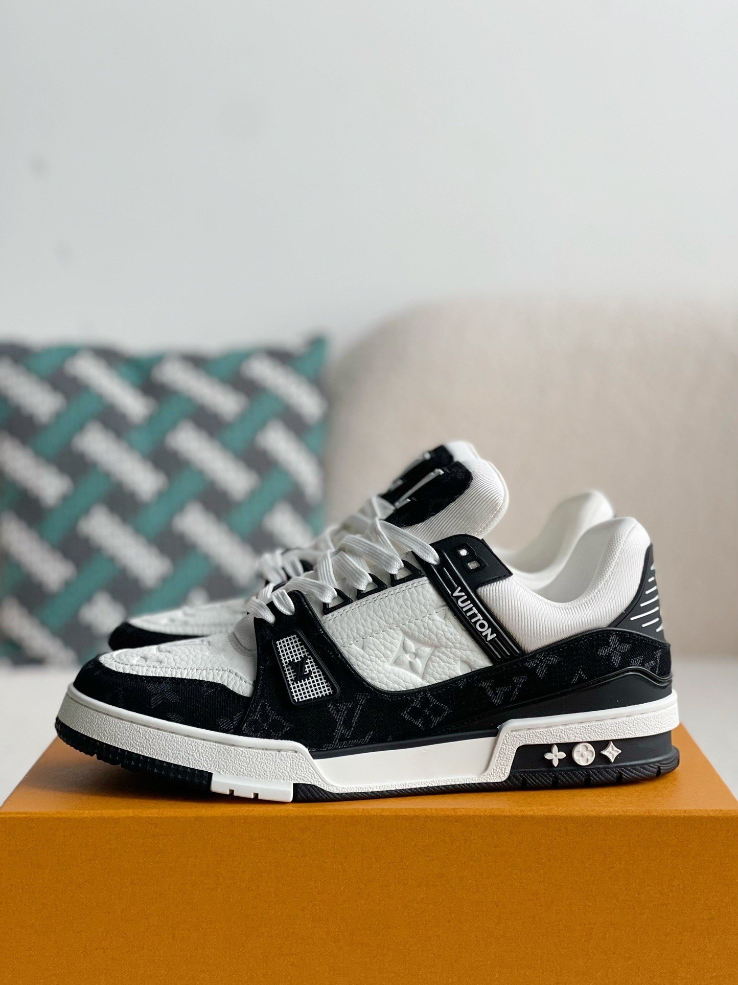 L X V TRAINER SNEAKERSSUNGLASSES
