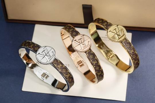 L X V BraceletsSUNGLASSES