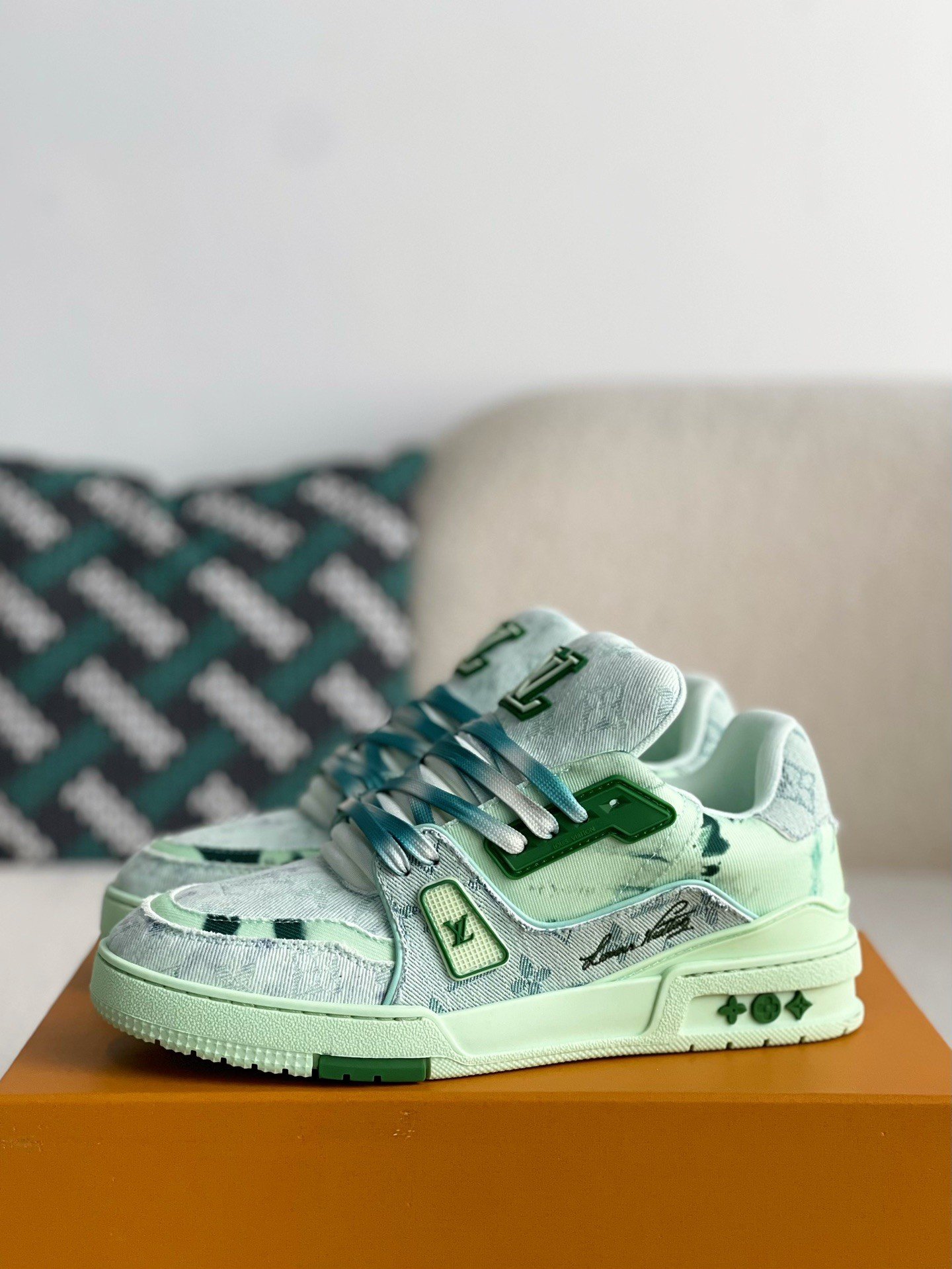 L X V SNEAKERSSUNGLASSES