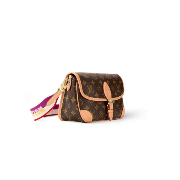 M46049 LouisV Diane Bag – Monogram Canvas, Pink Strap, 24 × 15 × 9 cm**